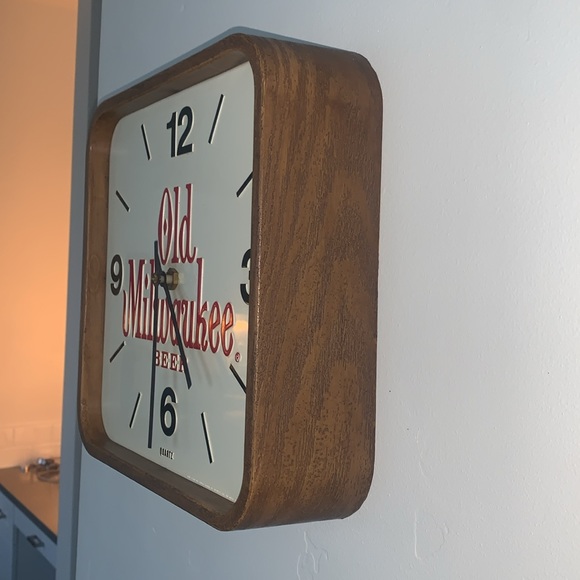 Vintage Old Milwaukee Beer Clock - Picture 3 of 10